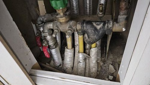 청주시 청원구 누수탐지 천장 얼룩과 벽면 누수 흔적을 기록하는 모습