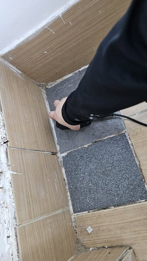 청주시 청원구 누수탐지 베란다 수전 연결부와 배관 점검 위치를 비교하는 모습